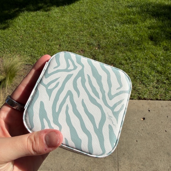 NWT Milly Blue and White Patterned Jewelry Case - Picture 6 of 6